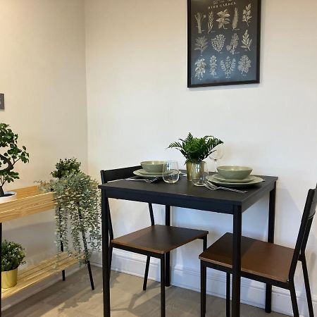 Magnificent Refurbished 1 Bed Flat Few Steps To High St ! - 4 East House Epsom Exterior foto